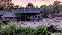 Banjir bandang tersebut terjadi di Dusun Peh, Desa Gunungsari, Maesan Bondowoso.