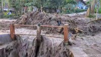 Banjir menerjang permukiman di Bondowoso, Kamis (9/1/2025). Sedikitnya, 12 rumah warga terseret hingga rusak total.