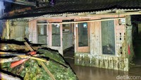 Air bah bercampur lumpur dan kayu itu diperkirakan berasal dari lereng Pegunungan Argopuro sisi timur dan tenggara.
