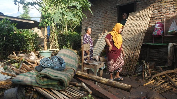 Sejumlah relawan membersihkan material batu dan kayu dampak banjir bandang yang menyumbat aliran sungai di Desa Gunungsari, Maesan, Bondowoso, Jawa Timur, Jumat (10/1/2025). Bencana banjir bandang yang terjadi Kamis (9/1) malam tersebut mengakibatkan 12 unit rumah warga rusak dan 30 kepala keluarga atau sekitar 200 jiwa terdampak. ANTARA FOTO/Seno/nym.