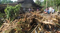 Warga melihat dampak banjir bandang di Desa Gunungsari, Maesan, Bondowoso, Jawa Timur, Jumat (10/1/2025). 
