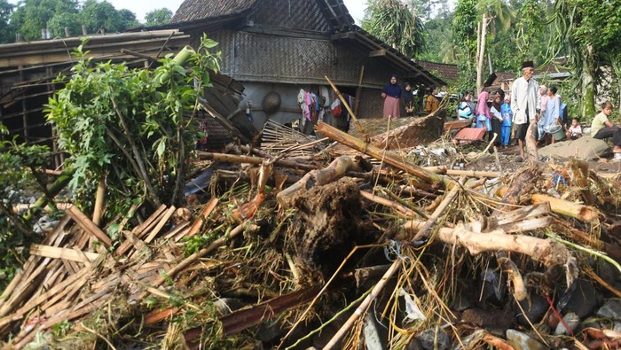 Sejumlah relawan membersihkan material batu dan kayu dampak banjir bandang yang menyumbat aliran sungai di Desa Gunungsari, Maesan, Bondowoso, Jawa Timur, Jumat (10/1/2025). Bencana banjir bandang yang terjadi Kamis (9/1) malam tersebut mengakibatkan 12 unit rumah warga rusak dan 30 kepala keluarga atau sekitar 200 jiwa terdampak. ANTARA FOTO/Seno/nym.
