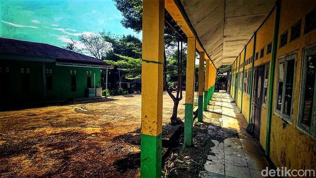 Bekas bangunan  Madrasah milik Yayasan Pendidikan Islam Miftahul Barokah yang ditinggalkan karena pergerakan tanah di Sukabumi