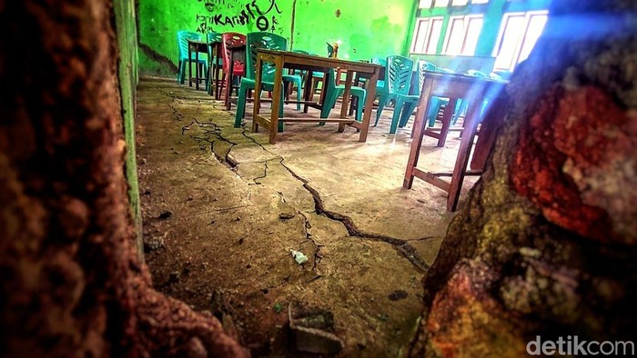 Bekas bangunan  Madrasah milik Yayasan Pendidikan Islam Miftahul Barokah yang ditinggalkan karena pergerakan tanah di Sukabumi