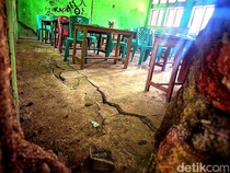 Potret Kesenyapan di Ruang Belajar yang Ditinggalkan di Sukabumi