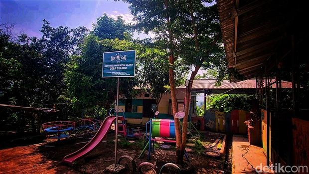 Bekas bangunan  Madrasah milik Yayasan Pendidikan Islam Miftahul Barokah yang ditinggalkan karena pergerakan tanah di Sukabumi