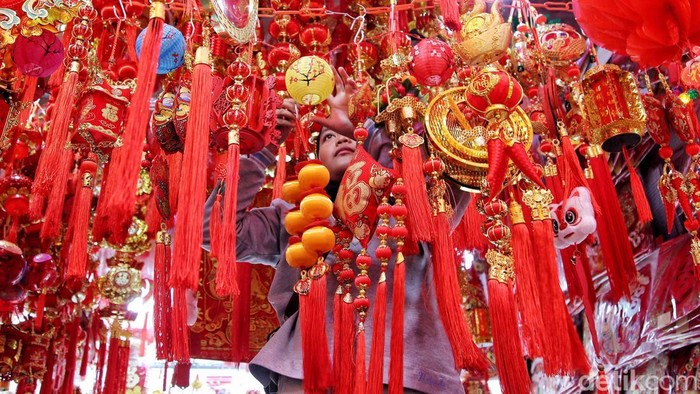 Hari Raya Imlek akan jatuh pada 29 Januari mendatang. Warga mulai berburu pernak-pernik Imlek di kawasan Glodok, Jakarta Barat.