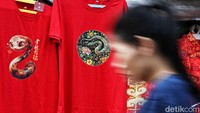 Banyak souvenir bertemakan ular mulai dari pakaian, angpao dan patung.  