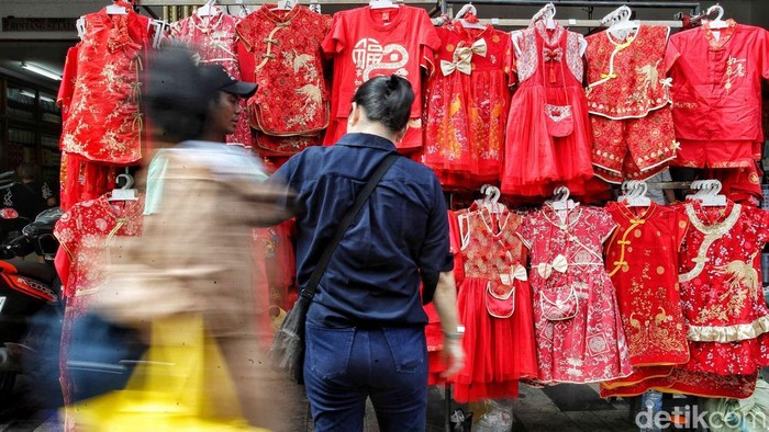 Hari Raya Imlek akan jatuh pada 29 Januari mendatang. Warga mulai berburu pernak-pernik Imlek di kawasan Glodok, Jakarta Barat.