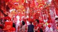 Warga belanja pernak-pernik Imlek di Glodok, Jakarta Barat, Jumat (10/1/2025).  