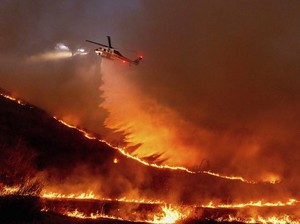 Pesawat Water Bombing Terus Dikerahkan Cegah Kebakaran di LA Meluas