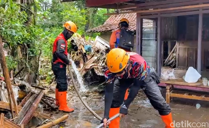 bpbd bondowoso membersihkan sisa material