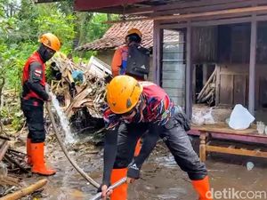 Tim Gabungan Bersih-bersih Sisa Material Usai Banjir Bandang di Bondowoso