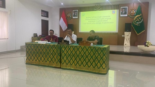 BPKAD bersama Kejari Karangasem melakukan rapat evaluasi penagihan piutang pajak daerah, Jumat (10/1/2025). (Selamat Juniasa/detikBali)
