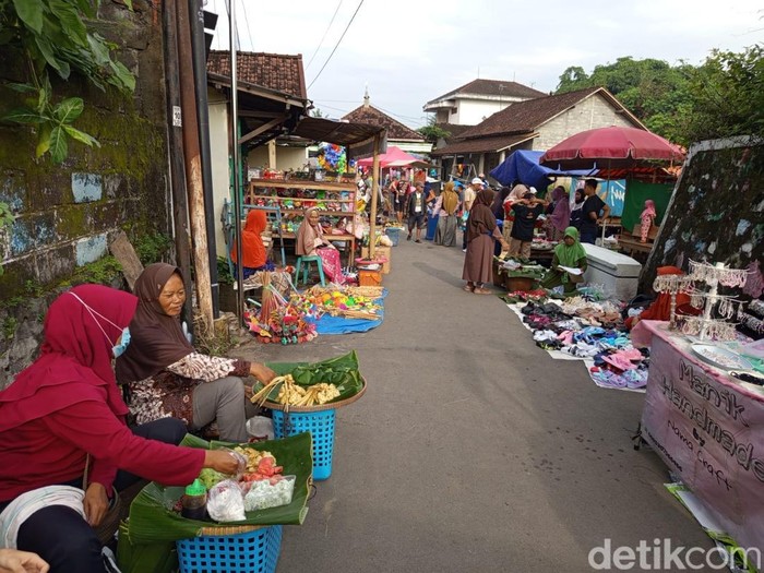 Suasana Pasar Kramat di Dusun Kramat, Desa Congkrang, Kecamatan Muntilan, Kabupaten Magelang, Jumat (10/1/2025).