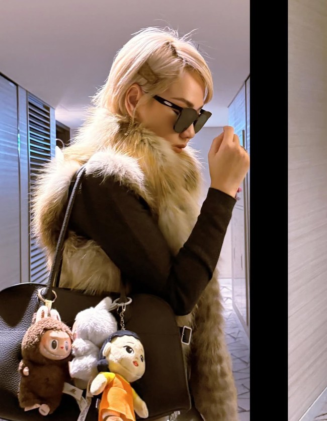 Di kesempatan lain BCL tampil edgy dan stylish dengan memadukan kaos lengan panjang berwarna coklat tua dengan vest bulu berwarna coklat muda. Ia melengkapi penampilannya dengan kaca mata hitam dan sebuah tas berwarna senada. Lagi-lagi tasnya itu tampak digantungi beberapa bag charm, ada yang berbentuk Labubu hingga boneka perempuan yang ikonik dari Squid Game, Young Hee. Foto: Instagram/@itsmebcl