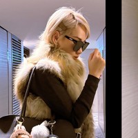 Di kesempatan lain BCL tampil edgy dan stylish dengan memadukan kaos lengan panjang berwarna coklat tua dengan vest bulu berwarna coklat muda. Ia melengkapi penampilannya dengan kaca mata hitam dan sebuah tas berwarna senada. Lagi-lagi tasnya itu tampak digantungi beberapa bag charm, ada yang berbentuk Labubu hingga boneka perempuan yang ikonik dari Squid Game, Young Hee. Foto: Instagram/@itsmebcl