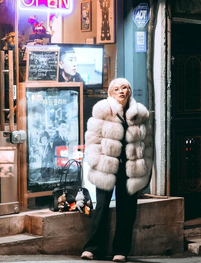 Semakin ramai, gantungan di tas BCL terlihat semakin bertambah. Dalam foto kali ini istri Tiko Aryawardhana itu tampak menggantungkan 4 boneka sekaligus pada tas yang dibawanya. Ada karakter Shinchan yang menjadi tambahan untuk melengkapi koleksi bag charm di tas BCL. Foto: Instagram/@itsmebcl