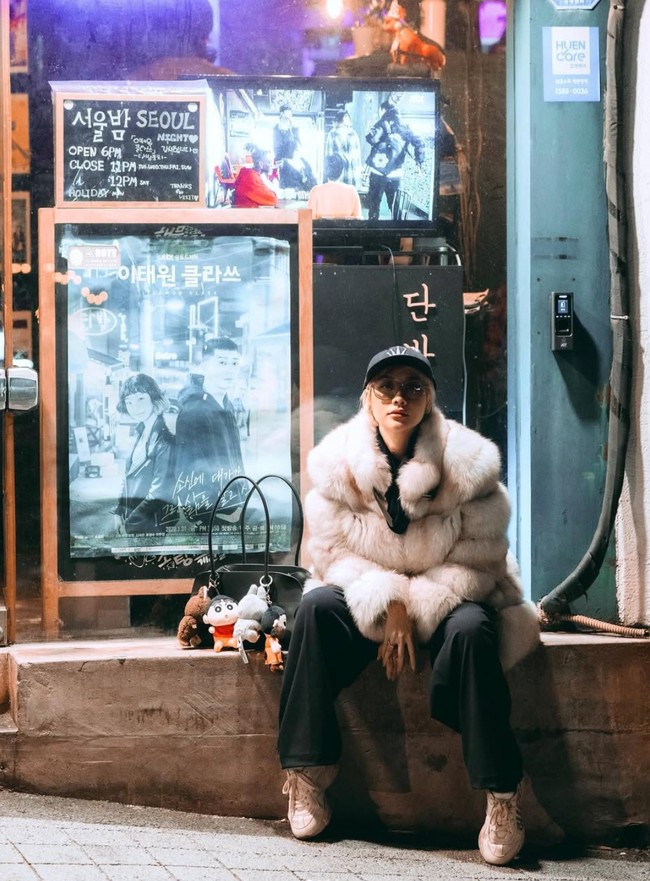 Bergaya Boyish dengan rambut bixie cut barunya, wanita 41 tahun itu tampak memadukan pakaian serba hitamnya dengan jaket bulu berwarna terang. Ia juga melengkapinya dengan tas dan topi hitam serta kaca mata. Foto: Instagram/@itsmebcl