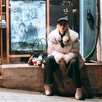 Bergaya Boyish dengan rambut bixie cut barunya, wanita 41 tahun itu tampak memadukan pakaian serba hitamnya dengan jaket bulu berwarna terang. Ia juga melengkapinya dengan tas dan topi hitam serta kaca mata. Foto: Instagram/@itsmebcl