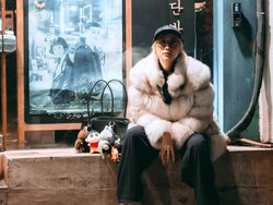 8 Gaya BCL Liburan ke Korea, Tas Penuh Bag Charm Curi Atensi