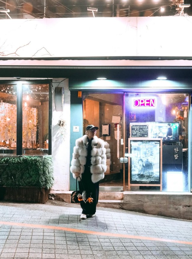 Berjalan-jalan mengitari Korea, penampilan BCL dengan gaya stylishnya itu banyak dipuji netizen. Kecee baday bundaa, komentar salah seorang netizen. Keren bgt, tambah netizen lain. Foto: Instagram/@itsmebcl