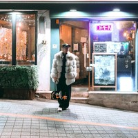 Berjalan-jalan mengitari Korea, penampilan BCL dengan gaya stylishnya itu banyak dipuji netizen. Kecee baday bundaa, komentar salah seorang netizen. Keren bgt, tambah netizen lain. Foto: Instagram/@itsmebcl