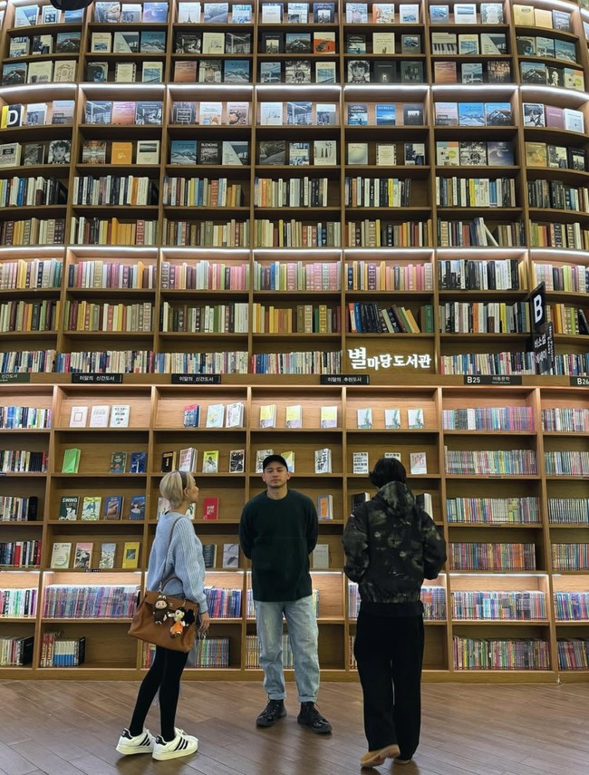 Koleksi bag charm tampak kembali memenuhi tas BCL saat dirinya berkeliling di Starfield Library bersama suami dan anaknya. Boneka Labubu dan Young Hee tampak menggantung di tas Hermes Birkin berwarna coklat yang dibawa BCL. Foto: Instagram/@itsmebcl