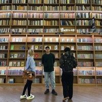 Koleksi bag charm tampak kembali memenuhi tas BCL saat dirinya berkeliling di Starfield Library bersama suami dan anaknya. Boneka Labubu dan Young Hee tampak menggantung di tas Hermes Birkin berwarna coklat yang dibawa BCL. Foto: Instagram/@itsmebcl