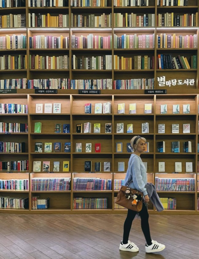 Penampilan BCL sendiri terlihat santai dan simpel. Ia memadukan sweater berwarna biru muda dengan legging hitam dan sepasang sepatu sneakers putih. Penampilannya juga dipercantik dengan bando hitam di kepalanya. Foto: Instagram/@itsmebcl