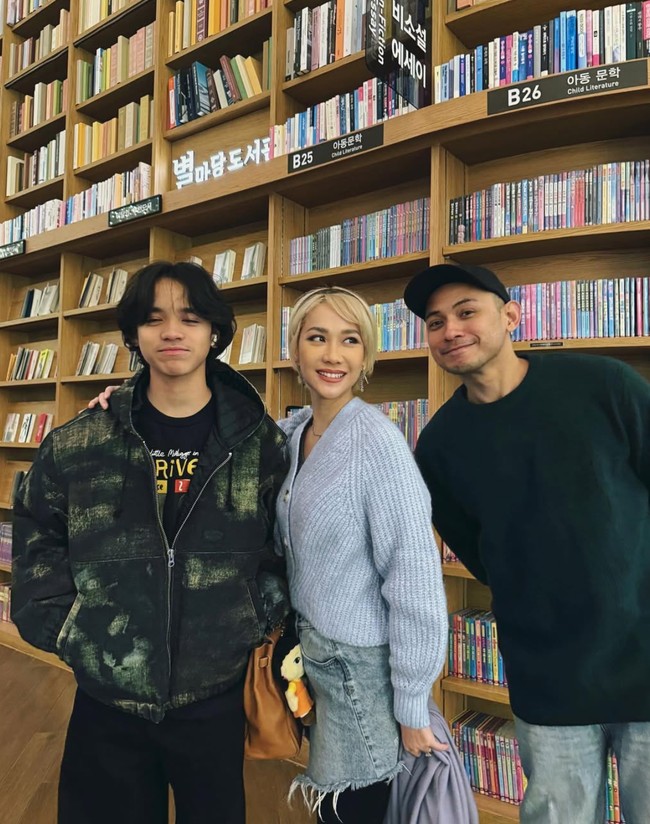 Berpose bersama, terlihat keluarga kecil BCL itu tampak menikmati liburan mereka. Putra BCL, Noah, kini terlihat sudah semakin besar hingga lebih tinggi dari BCL. Beberapa netizen menyebut jika Noah dan BCL bak adik-kakak. Foto: Instagram/@itsmebcl