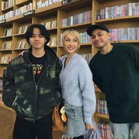 Berpose bersama, terlihat keluarga kecil BCL itu tampak menikmati liburan mereka. Putra BCL, Noah, kini terlihat sudah semakin besar hingga lebih tinggi dari BCL. Beberapa netizen menyebut jika Noah dan BCL bak adik-kakak. Foto: Instagram/@itsmebcl