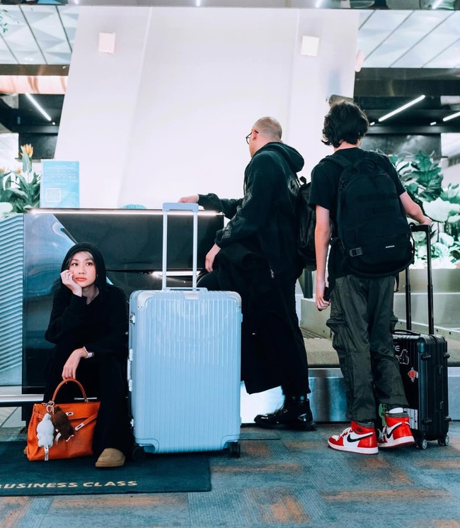 Belakangan ini bag charm memang tengah banyak digandrungi, salah satunya oleh Bunga Citra Lestari. Bag charm tersebut tampak sudah melengkapi gaya Bunga sejak awal keberangkatan ke Korea. Tampil santai serba hitam, Bunga tampak memadukan gayanya dengan tas Hermes Birkin berwarna oranye yang dihiasi 2 gantungan Labubu. Foto: Instagram/@itsmebcl