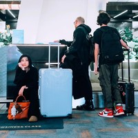 Belakangan ini bag charm memang tengah banyak digandrungi, salah satunya oleh Bunga Citra Lestari. Bag charm tersebut tampak sudah melengkapi gaya Bunga sejak awal keberangkatan ke Korea. Tampil santai serba hitam, Bunga tampak memadukan gayanya dengan tas Hermes Birkin berwarna oranye yang dihiasi 2 gantungan Labubu. Foto: Instagram/@itsmebcl