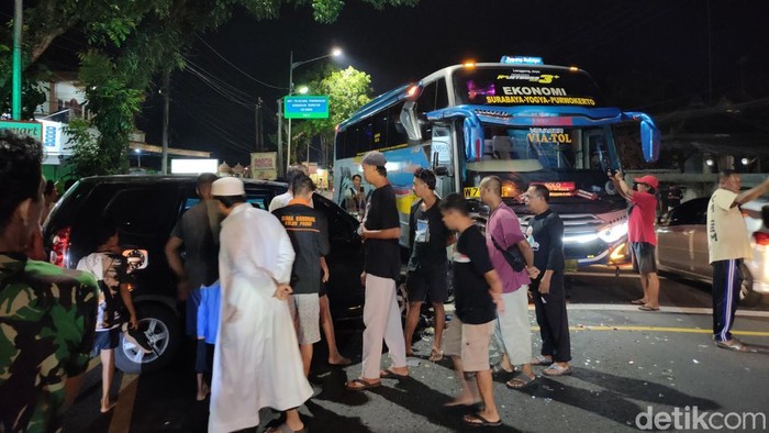 Bus Sugeng Rahayu dan mobil terlibat kecelakaan di simpang tiga Toyan, Wates, Kulon Progo, Jumat (10/1/2025).