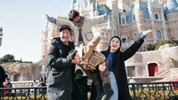 Chelsea Olivia dan Glenn Alinskie bersama kedua anaknya belum lama ini menghabiskan liburan di Shanghai Disney. Foto: instagram Chelase Olivia