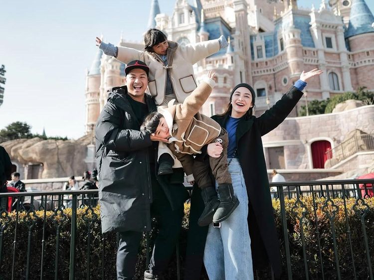 Liburan Ceria Chelsea Olivia dan Glenn Alinskie di Shanghai Disney