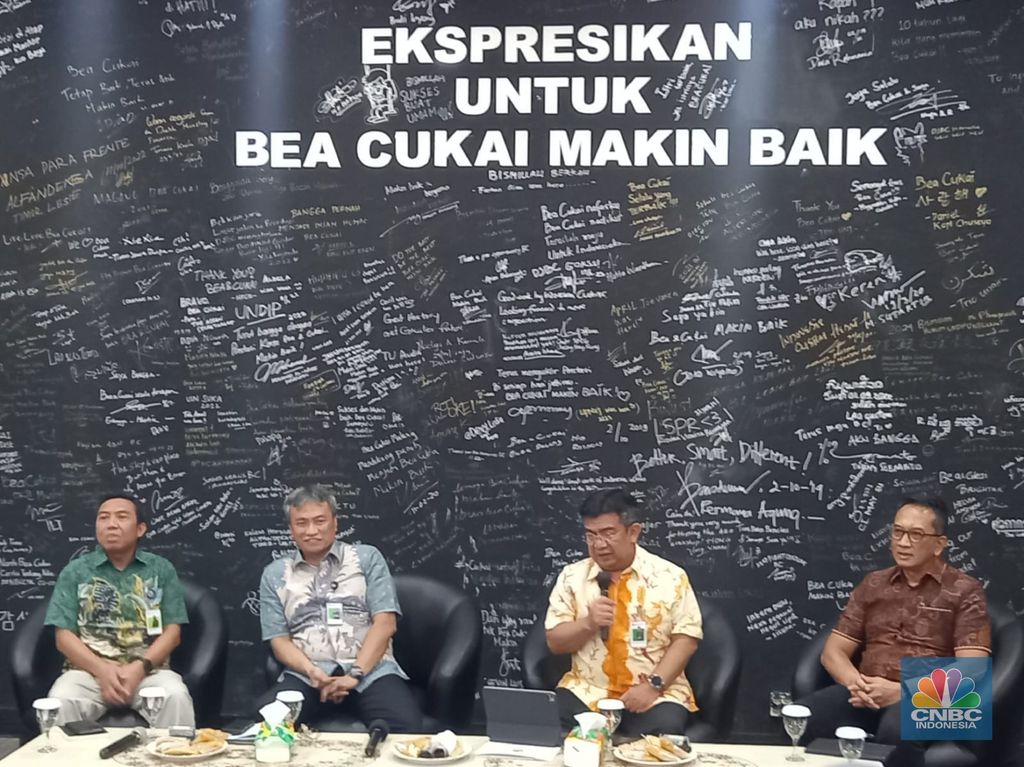 Konferensi pers kinerja DJBC 2024 dan strategi 2025, kiri-kanan; Chotibul Umam Kasubdit Impor, M. Aflah Farobi Direktur Penerimaan dan Perencanaan Strategis, Nirwala Dwi Heryanto Direktur Komunikasi dan Bimbingan Pengguna Jasa, Gatot Heroe Hernanda Kasubdit Penindakan di Kantor Pusat DJBC, Jakarta, Jumat (10/1/2025). CNBC Indonesia/Arrijal Rachman