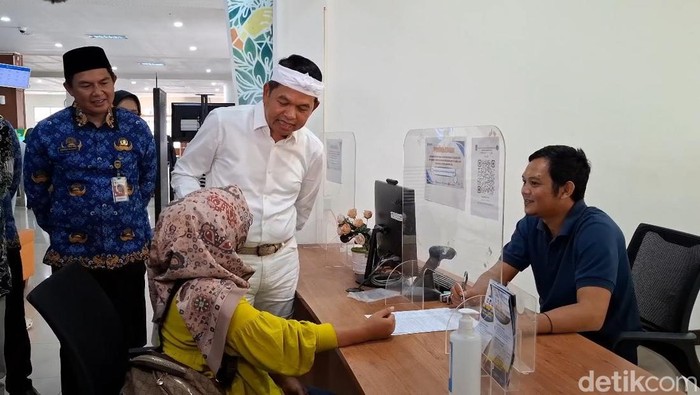 Dedi Mulyadi saat mengajukan pindah menjadi warga Kota Bandung.
