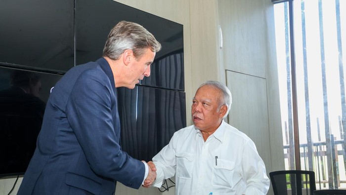 Delegasi Parlemen Swedia Cek Pembangunan IKN Kepala Otorita Ibu Kota Nusantara (IKN) Basuki Hadimuljono menerima kunjungan dari delegasi Parlemen Swedia yang tergabung dalam kelompok persahabatan parlemen Swedia-Indonesia, Kamis (09/1/2025) di Galeri UMKM, Nusantara.