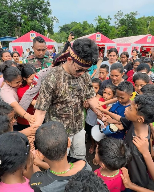 Denny Sumargo bersama anak-anak korban Gunung Lewotobi Laki-laki di Flores Timur, NTT, Kamis (9/1/2025). (IG @sumargodenny)