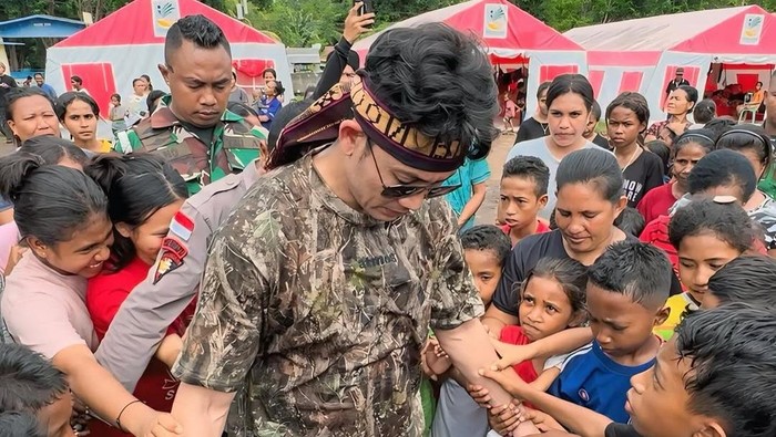Denny Sumargo bersama anak-anak korban Gunung Lewotobi Laki-laki di Flores Timur, NTT, Kamis (9/1/2025). (IG @sumargodenny)