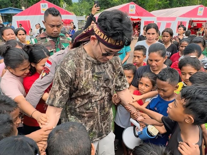Denny Sumargo bersama anak-anak korban Gunung Lewotobi Laki-laki di Flores Timur, NTT, Kamis (9/1/2025). (IG @sumargodenny)