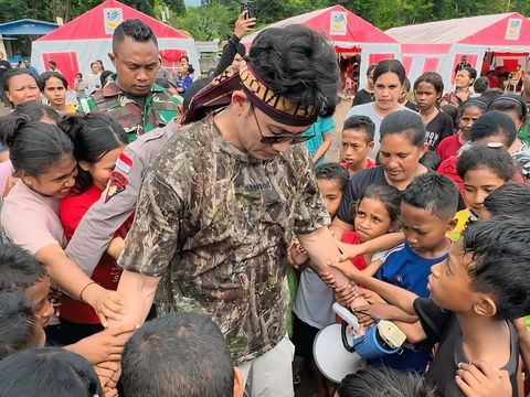 Denny Sumargo bersama anak-anak korban Gunung Lewotobi Laki-laki di Flores Timur, NTT, Kamis (9/1/2025). (IG @sumargodenny)