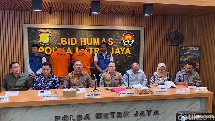 Direktorat Reserse Siber Polda Metro Jaya menggelar konferensi pers kasus pornografi.