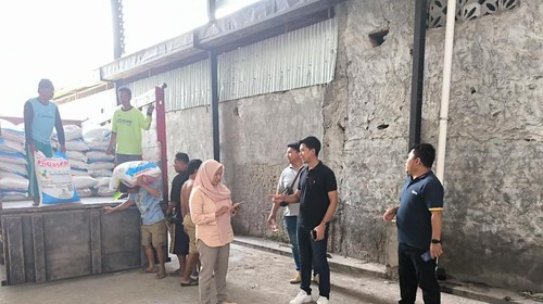 Wakil Direktur CV Fortuna Ferdinan distributor pupuk bersubsidi di Lombok Tengah mengumpulkan seluruh kios pupuk binaan. (Istimewa)