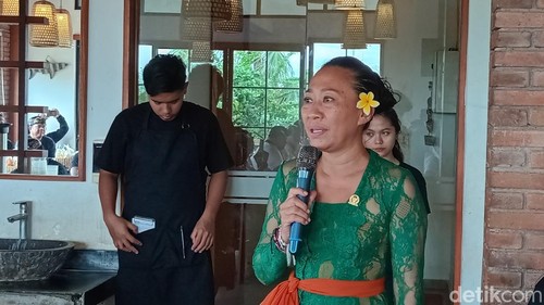 Anggota DPD RI Bali Ni Luh Jelantik seusai dengar pendapat bersama paguyuban driver pariwisata se-Bali di Denpasar, Jumat (10/1/2025). (Aryo Mahendro/detikBali).