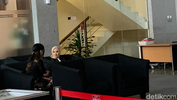 Eks Dirut Petamina, Nicke Widyawati, hadiri pemeriksaan KPK terkait kasus LNG.