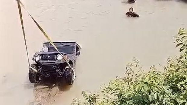 Evakuasi mobil yang tercebur sungai menggunakan mobil crane di Karangploso, Piyungan, Bantul, Jumat (10/1/2025).