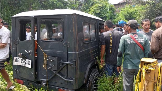 Evakuasi mobil yang tercebur sungai menggunakan mobil crane di Karangploso, Piyungan, Bantul, Jumat (10/1/2025).